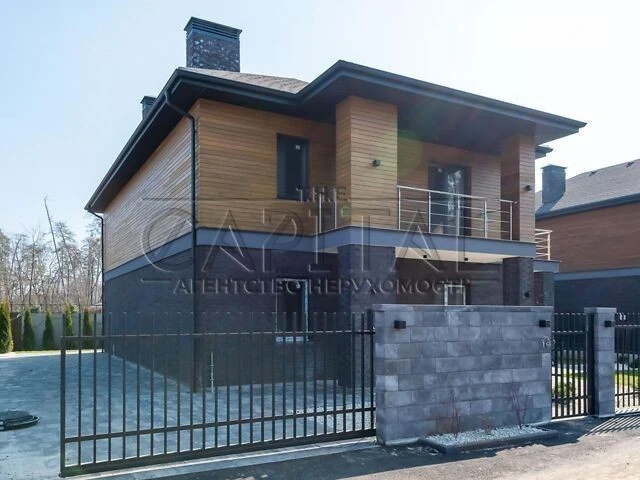 Продаж 2 поверхового будинку з балконом і ділянкою на 4.4 со