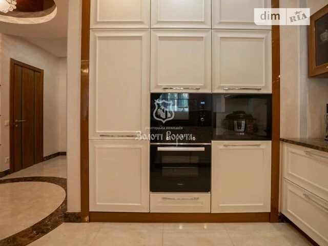 Продаж 3 поверхового будинку з ділянкою на 1 сотку, 134.1 кв