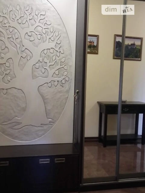 Продаж 3 поверхового будинку з гаражем і ділянкою на 6 соток