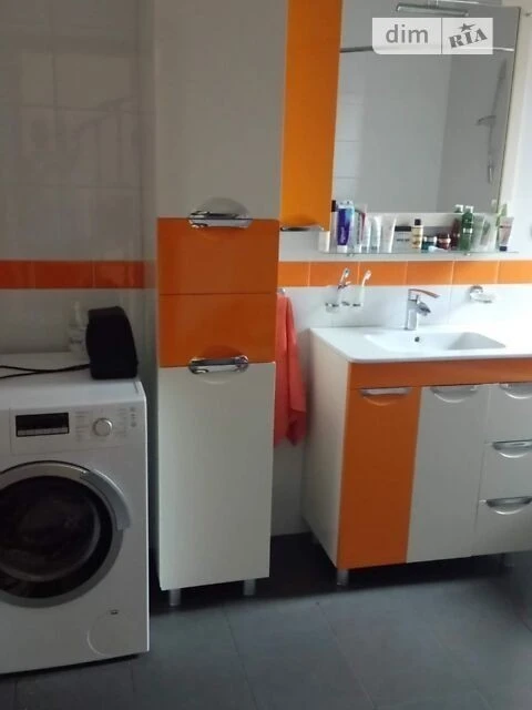 Продаж 3 поверхового будинку з гаражем і ділянкою на 6 соток