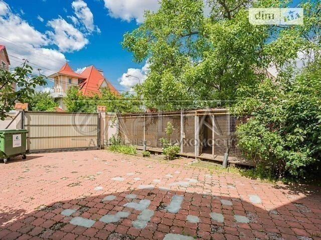 Продаж 3 поверхового будинку з опаленням і ділянкою на 8 сот