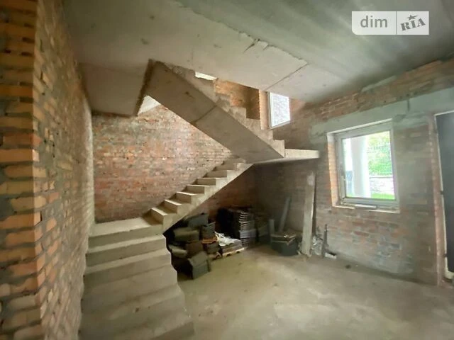 Продаж 3 поверхового таунхауса з ділянкою на 2.5 сотки, 300