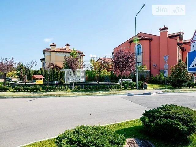 Продаж 3 поверхового таунхауса з ділянкою на 2 сотки, 210 кв