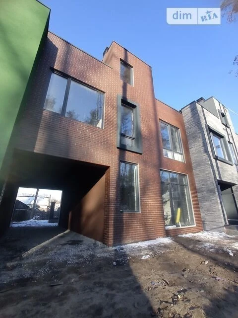 Продаж 3 поверхового таунхауса з ділянкою на 2 сотки, 145 кв