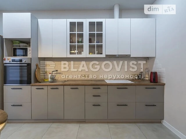 Продаж 2 поверхового таунхауса з ділянкою на 1.99 сотки, 109
