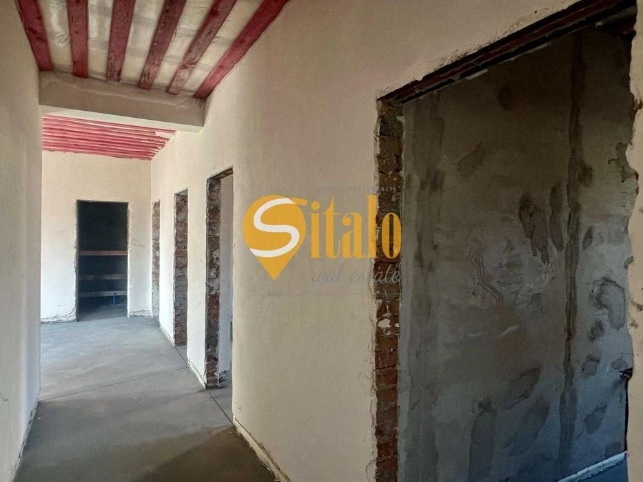 Одноповерховий будинок 138 кв. м під ремонт з ділянкою виход