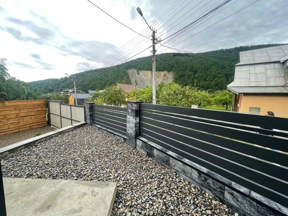 Продаж котеджу (1/2 будинку) в самому центрі Яремче, 90 кв.