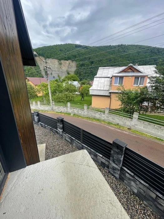 Продаж котеджу (1/2 будинку) в самому центрі Яремче, 90 кв.