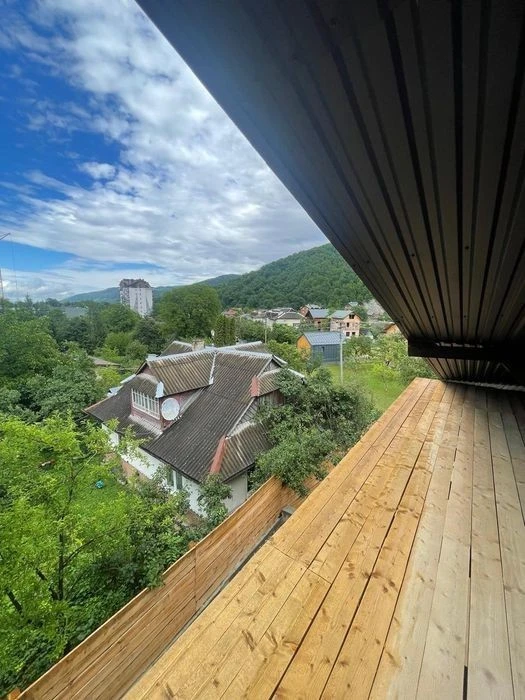 Продаж котеджу (1/2 будинку) в самому центрі Яремче, 90 кв.