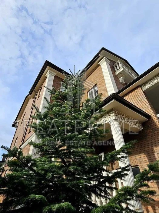 Будинок в англійському стилі по вул. Звіринецька
