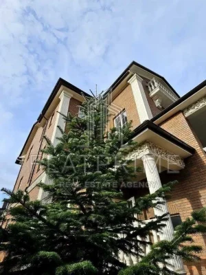 Будинок в англійському стилі по вул. Звіринецька
