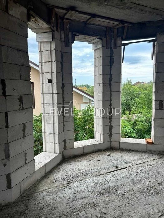 Продається ділянка з двома недобудованими будинками на Осоко