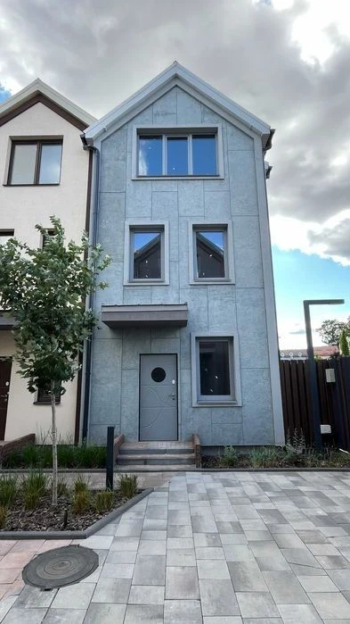 Продаж просторого таунхауса 112 кв. м, Київ, закритий двір,