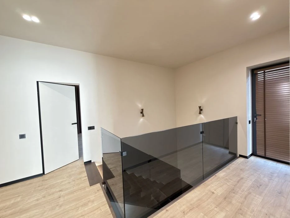 Сучасний будинок 180 м² з ремонтом, меблями та технікою | Га