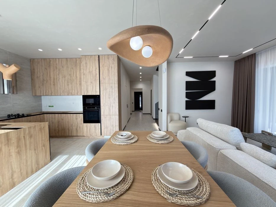 Сучасний будинок 180 м² з ремонтом, меблями та технікою | Га