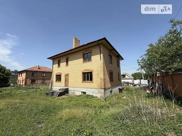 Просторий двоповерховий будинок у Києві - чудовий варіант дл