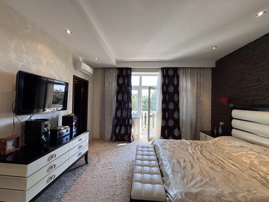 Будинок 390 м² з сауною, спортзалом та гаражем на 2 авто | Н