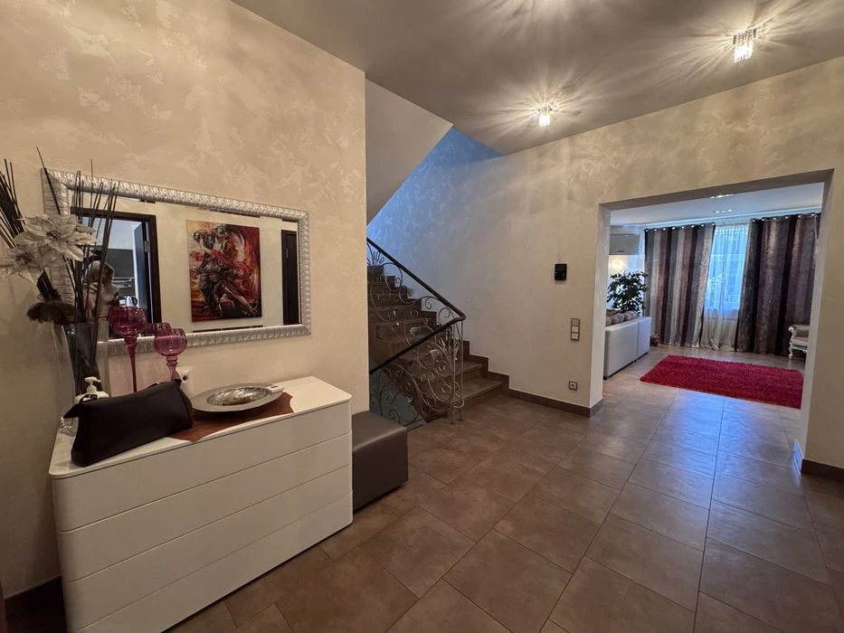Будинок 390 м² з сауною, спортзалом та гаражем на 2 авто | Н