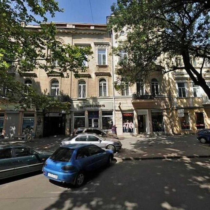 Продам 3-комнатную квартиру в историческом центре Одессы.