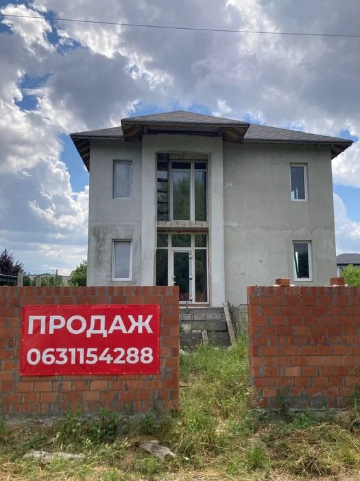 Капітальний будинок у Києві з надійним укриттям.