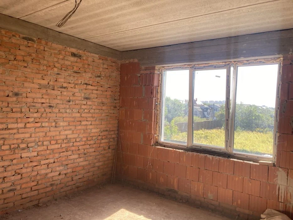 Капітальний будинок у Києві з надійним укриттям.
