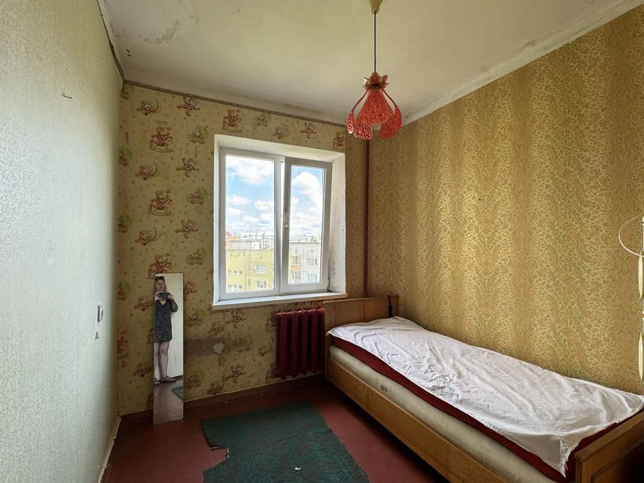 Продам 3-х кімнатну квартиру по вул. Є.Коновальця