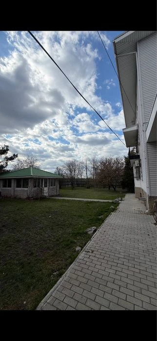 Продається просторий триповерховий будинок з орендарями на ж