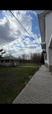 Продається просторий триповерховий будинок з орендарями на ж
