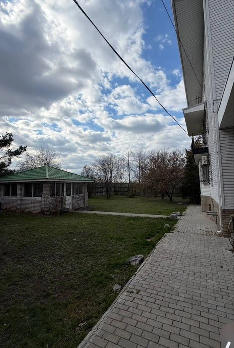 Продається просторий триповерховий будинок з орендарями на ж