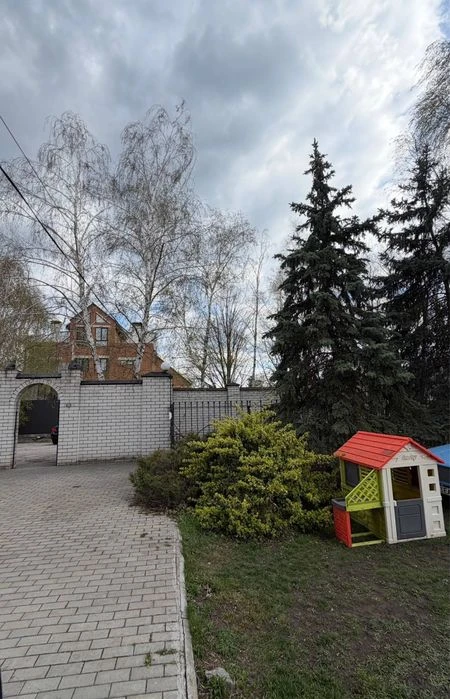 Продається просторий триповерховий будинок з орендарями на ж