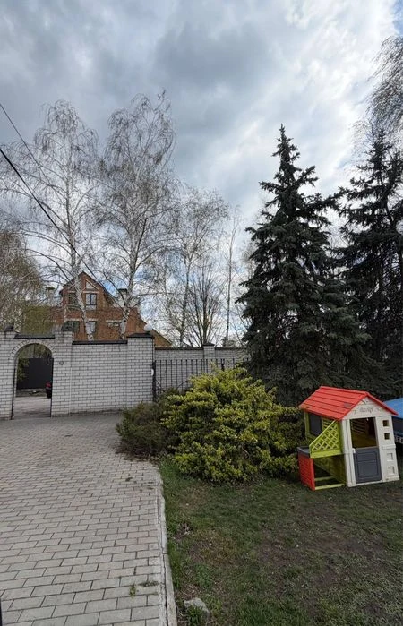 Продається просторий триповерховий будинок з орендарями на ж
