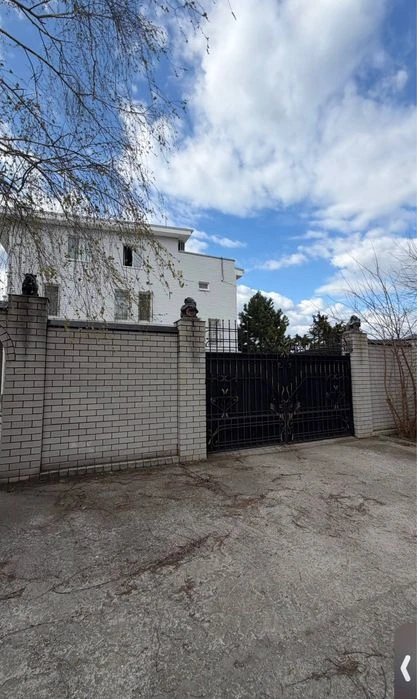 Продається просторий триповерховий будинок з орендарями на ж