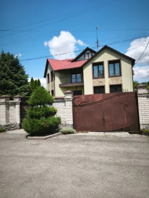 Знижена ціна на продаж дому з сауной та басейном біля Епіцен