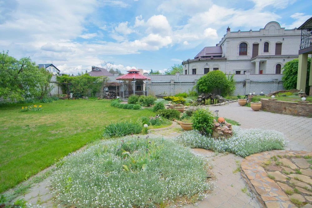 Знижена ціна на продаж дому з сауной та басейном біля Епіцен