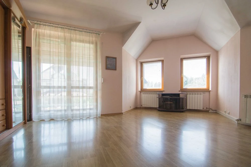 Знижена ціна на продаж дому з сауной та басейном біля Епіцен