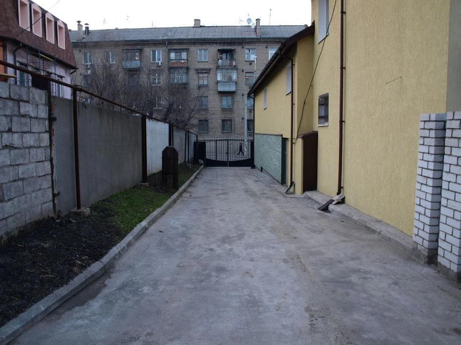 Продам три дома на участке Центр/ул. Михаила Грушевского/уча