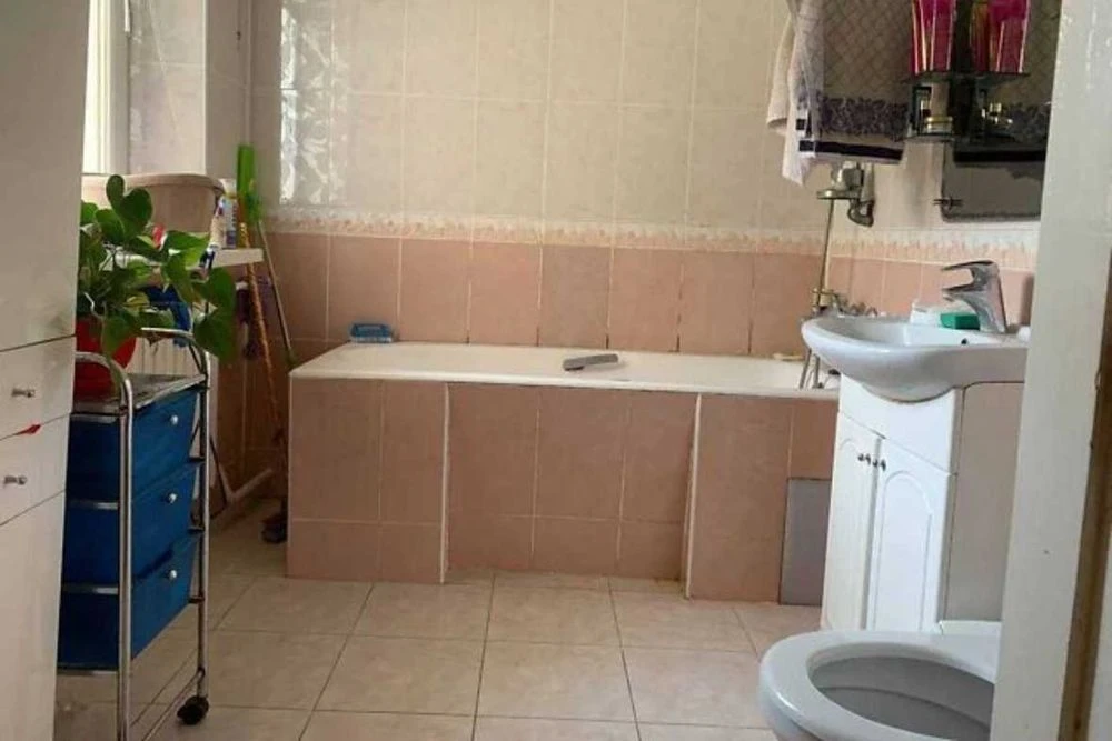 Продам 2-поверховий будинок з гаражем і ділянкою Таромське