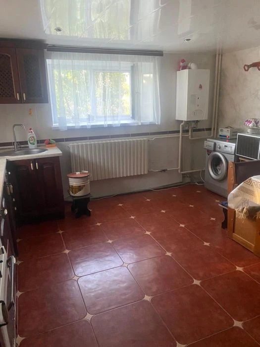 Продам 2-поверховий будинок з гаражем і ділянкою Таромське