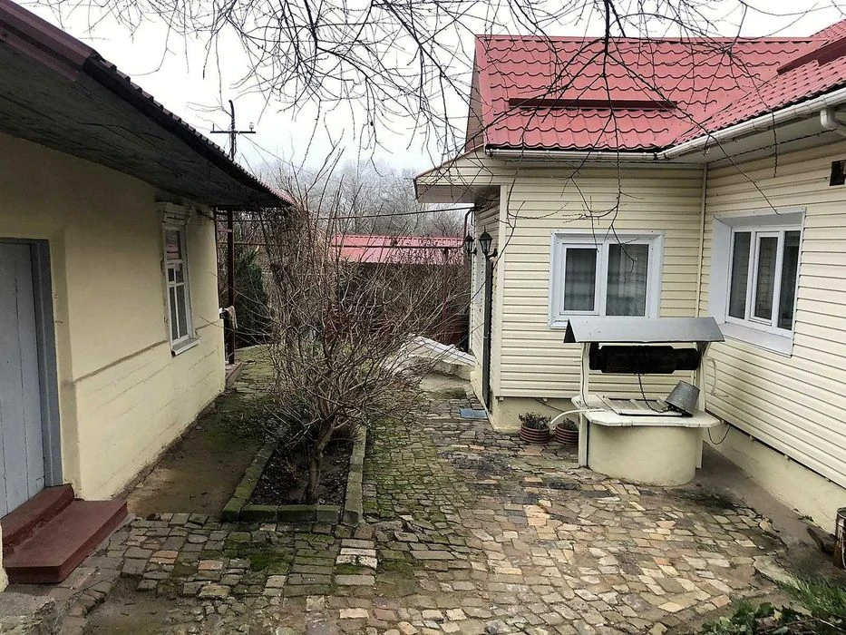Продам 2-поверховий будинок з гаражем і ділянкою Таромське