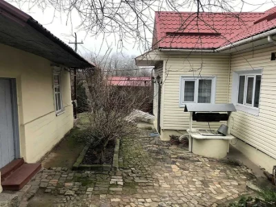 Продам 2-поверховий будинок з гаражем і ділянкою Таромське