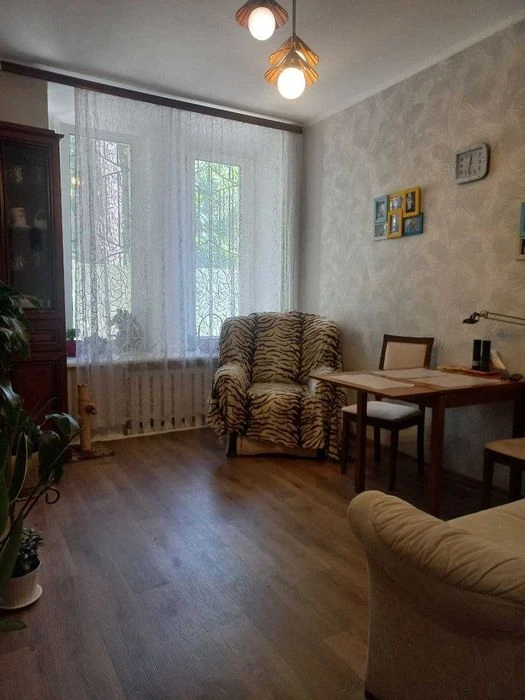 Продается трехкомнатная квартира в тихом центре.