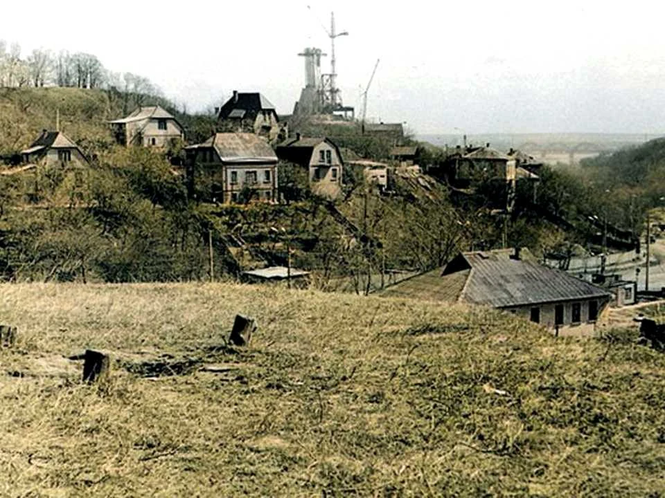 Ділянка. Київ, Редутна вул.