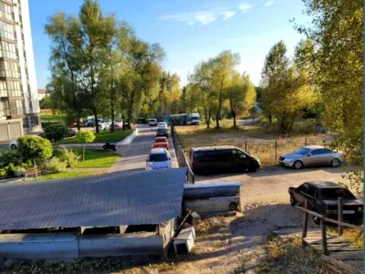 Ділянка. Київ, Милославська вул.