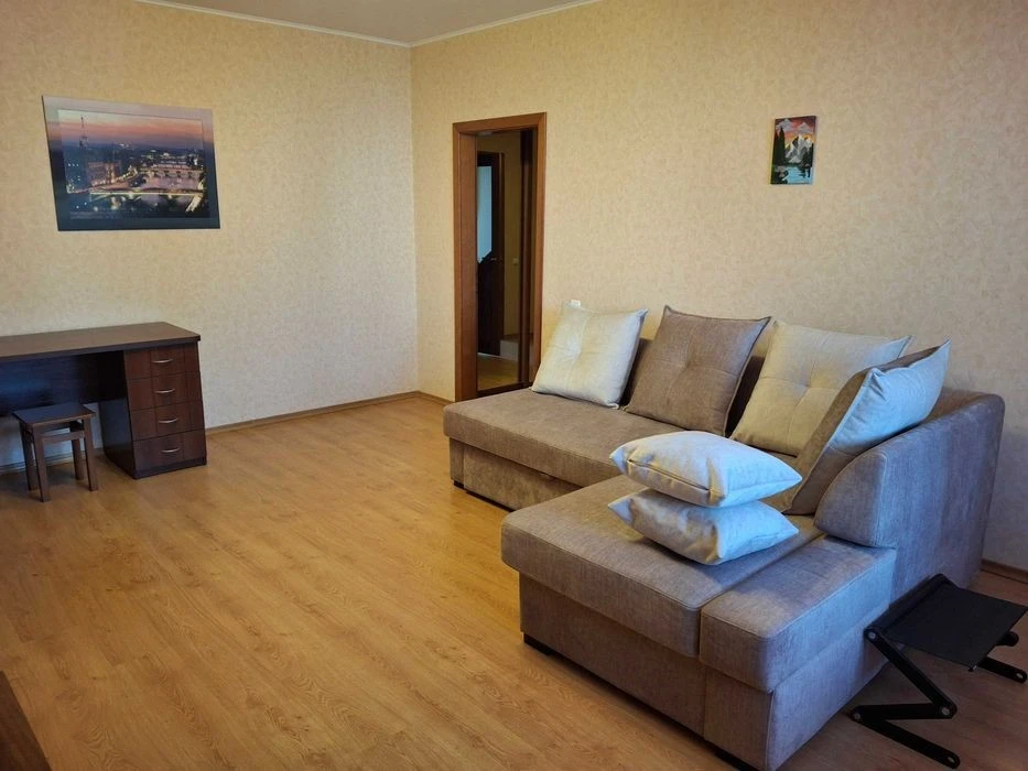 Продам 1 кімнатку квартиру. Метро Позняки. вул. Гмирі