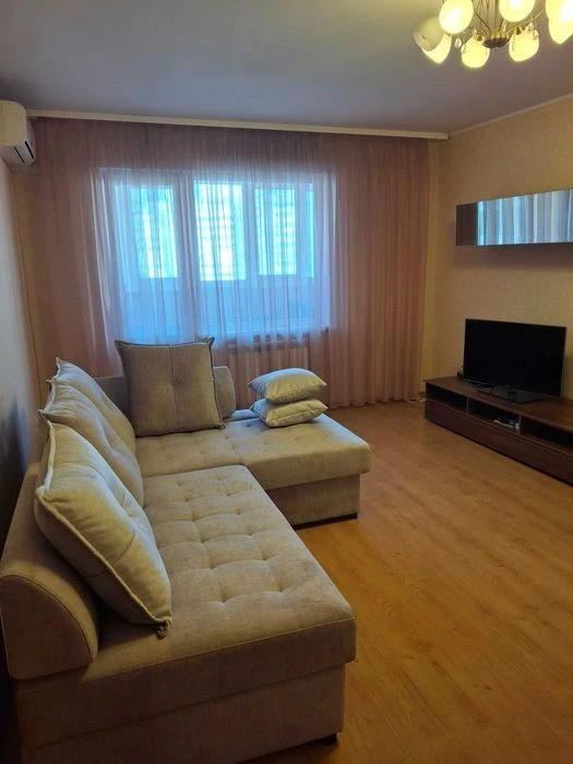Продам 1 кімнатку квартиру. Метро Позняки. вул. Гмирі