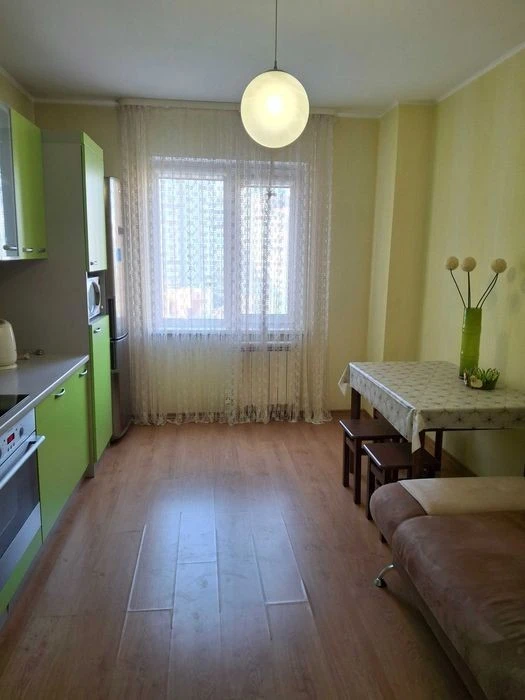 Продам 1 кімнатку квартиру. Метро Позняки. вул. Гмирі