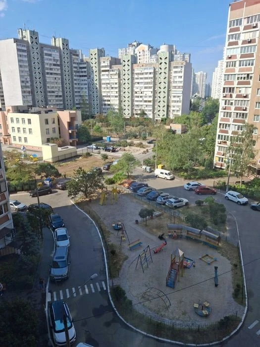 Продам 1 кімнатку квартиру. Метро Позняки. вул. Гмирі