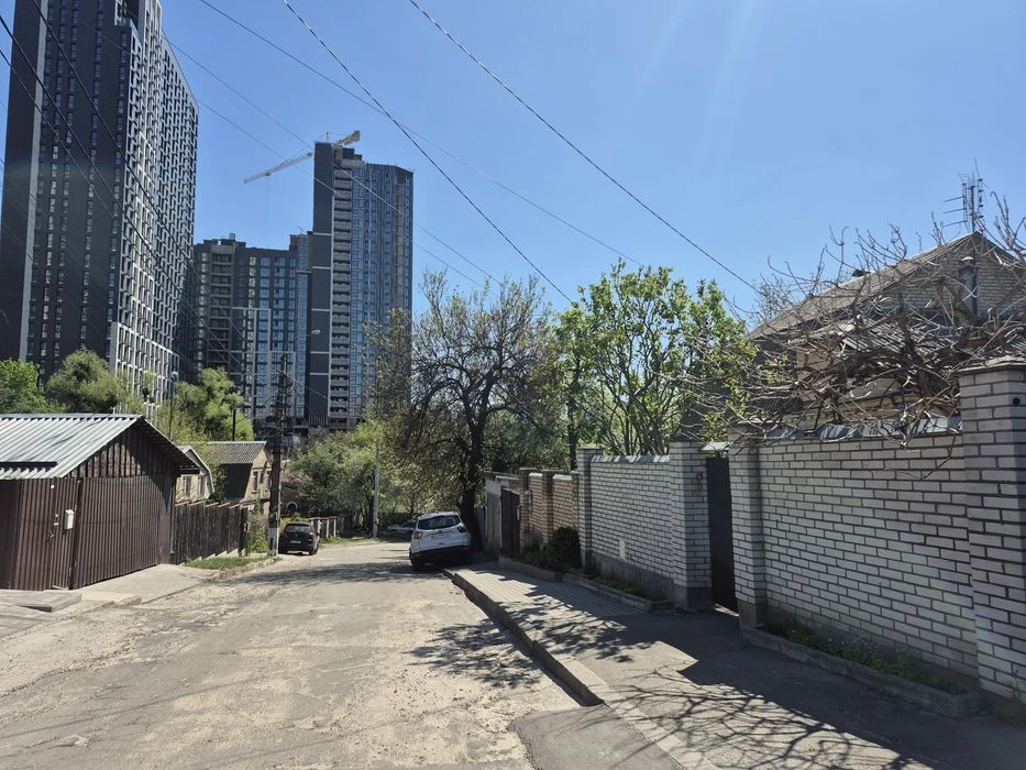 Продам земельну ділянку з будинком на Печерську