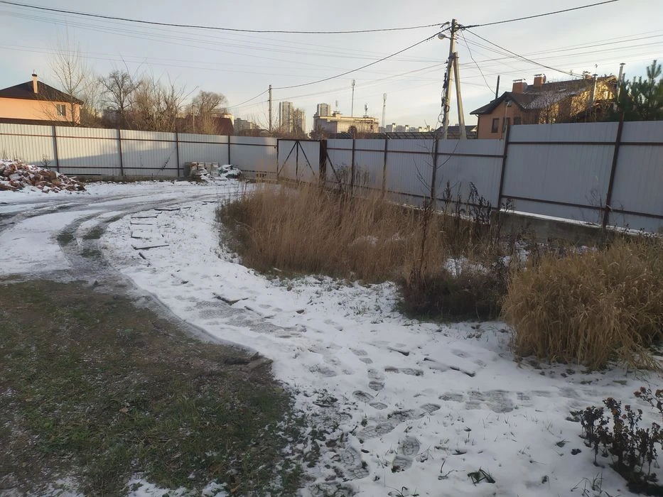 Продам участок  на троєщині