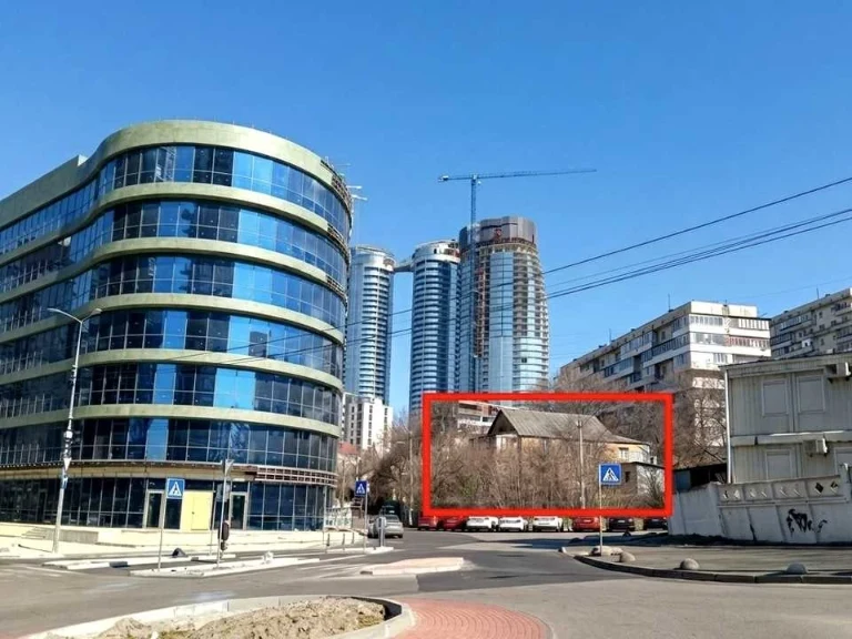 Ділянка. Київ, Саперне Поле вул.